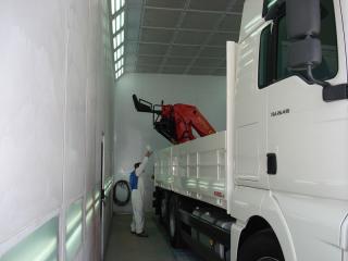 Lakování nástavby nákladního automobilu.