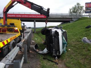 Odstraňování nehody dodávkového vozu na dálnici D1.