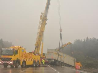 Vyproštění kamionu probíhalo za uzavření obou průhů, včetně odstavného, dálnice D1 ve směru na Prahu.