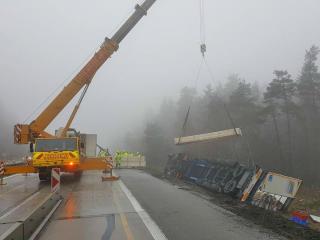 Vyprošťování havarovaného kamionu a překládka nákladu na dálnici D1 169. km.