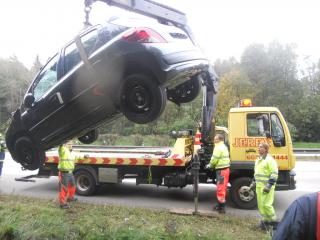 Přeložení osobních automobilů po havárii nákladního automobilu s nástavbou pro převoz osobních automobilů na 165.km dálnic D1.